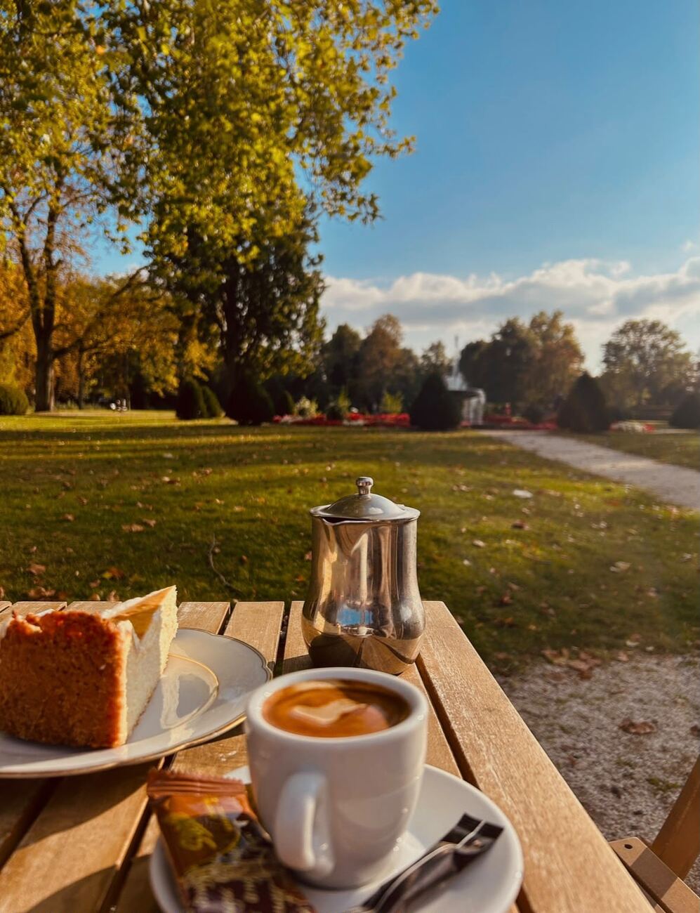 Kaffee und Kuchen mit Blick auf den Stadtgarten
