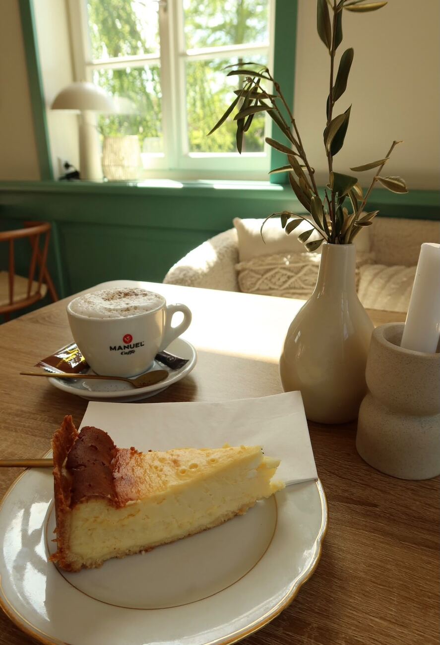 Cappuccino und Käsekuchen
