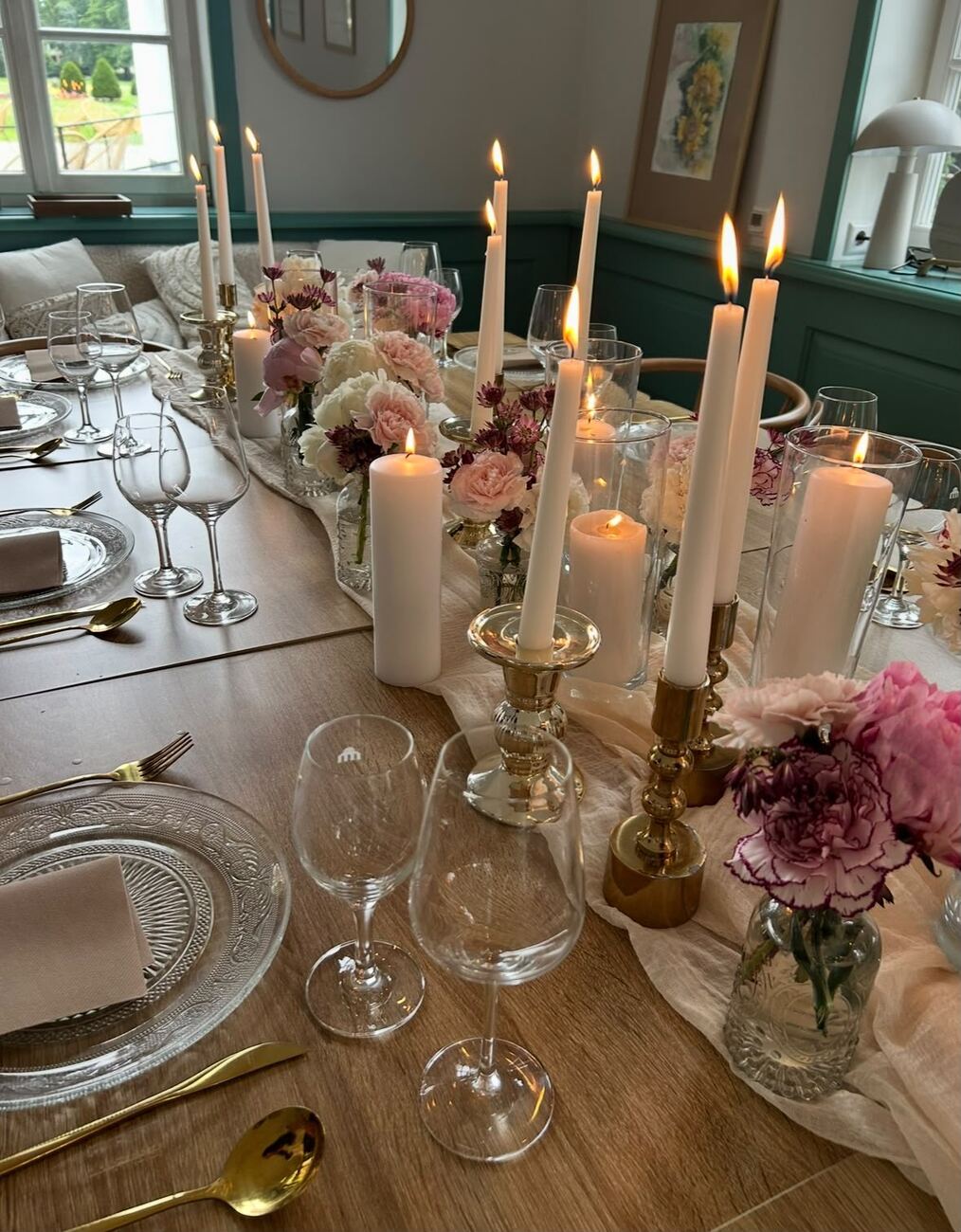 Festlich gedeckte Tafel mit Kerzen und Blumen